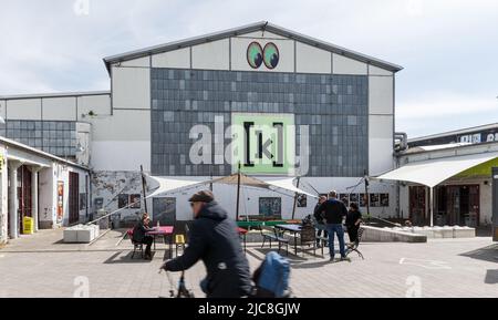 05. Mai 2022, Hamburg: Blick auf den Vorplatz mit Eingang und Halle K6 der Kulturfabrik Kampnagel, einer ehemaligen Kranfabrik Foto: Markus Scholz/dpa/picture Alliance/dpa | Markus Scholz Stockfoto