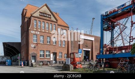 05. Mai 2022, Hamburg: Blick auf das Ausstellungsdepot des Hafenmuseums Hamburg. Es befindet sich in der Mitte des ehemaligen Freihafens am letzten und denkmalgeschützten Kaimanensemble der Kaiserzeit, dessen Struktur vor mehr als 100 Jahren angelegt wurde. Foto: Markus Scholz/dpa/picture Alliance/dpa | Markus Scholz Stockfoto
