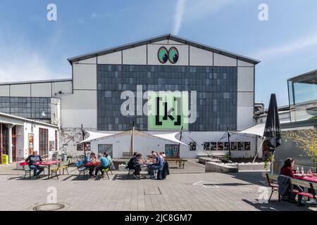 05. Mai 2022, Hamburg: Blick auf den Vorplatz mit Eingang und Halle K6 der Kulturfabrik Kampnagel, einer ehemaligen Kranfabrik Foto: Markus Scholz/dpa/picture Alliance/dpa | Markus Scholz Stockfoto