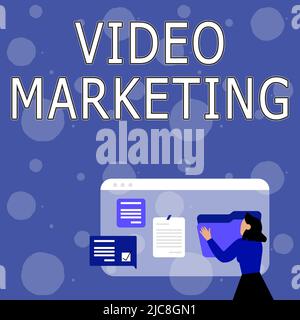 Textschild mit Videomarketing. Geschäftsidee Erstellen Sie kurze Videos über bestimmte Themen mit Artikeln Frau Anordnung Browser Geschichte, Bearbeiten Stockfoto