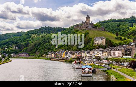 Cochem, Rheinland-Pfalz, Deutschland - 21. Mai 2022: Die Reichsburg Cochem auf einem Hügel über der Mosel. Stockfoto