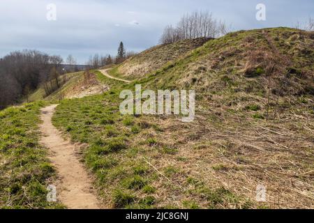 Kurgan in der Region Leningrad in der Nähe des Dorfes Staraya Ladoga, ein archäologisches Denkmal. Der Ort, wo, nach der Legende, die legendäre Alte Stockfoto