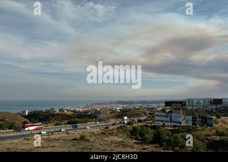 Rauchwolke vom Waldbrand in Pujerra. Fuengirola, Malaga, Spanien. Stockfoto