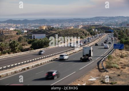 Verkehr auf der Autobahn AP-7, autovia del mediterraneo.Fuengirola, Provinz Malaga, Spanien. Stockfoto