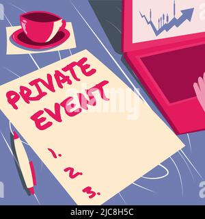 Schreiben mit dem angezeigten Text Private Event. Business Showcase Exklusive Reservierungen RSVP Einladungs-Laptop, der neben einem Kaffeebecher und einem Plain sitzt Stockfoto