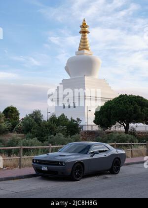 Ukrainischer Dodge Challenger mit buddhistischem Tempel im Hintergrund geparkt in Benalmadena, Provinz Malaga, Spanien. Stockfoto