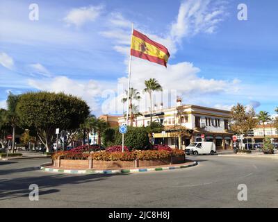 Kreisverkehr mit spanischer Flagge in La Cala de Mijas, Provinz Malaga, Spanien. Stockfoto