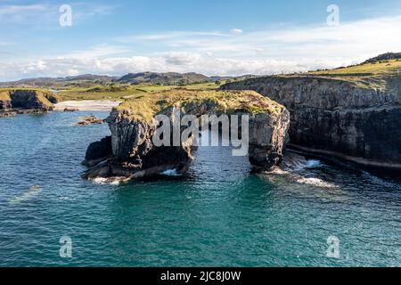 Luftaufnahme des Great Pollet Sea Arch, Fanad Peninsula, County Donegal, Irland. Stockfoto