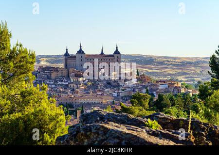 Alcalzar de Toledo umgeben von alten Gebäuden in der mittelalterlichen Stadt Spanien. Stockfoto