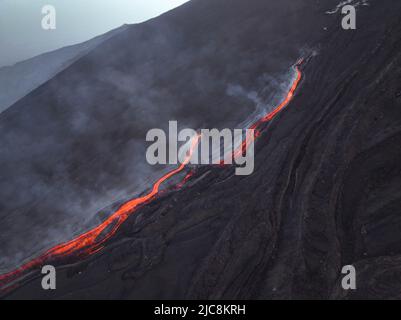 Colata di Lava sul Vulcano Etna-Sicilia dall'Alto Stockfoto