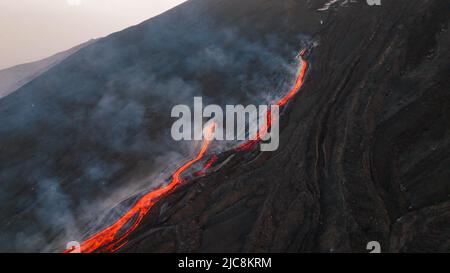 Colata di Lava sul Vulcano Etna-Sicilia dall'Alto Stockfoto