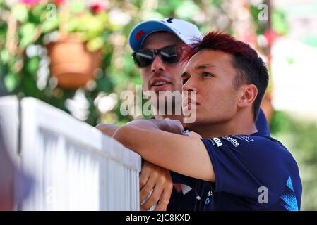 Alexander Albon (THA) Williams Racing und Teamkollege Nichola Latifi (CDN) Williams Racing. 11.06.2022. Formel 1 Weltmeisterschaft, Rd 8, Großer Preis Von Aserbaidschan, Baku Street Circuit, Aserbaidschan, Qualifizierender Tag. Bildnachweis sollte lauten: XPB/Press Association Images. Stockfoto