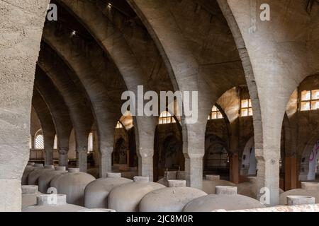 Felanitx, Spanien; Mai 27 2022: Alte verlassene Fabrik in einem Ruinenzustand in der mallorquinischen Stadt Felanitx, Spanien. Schließung von Fabriken in ländlichen Gebieten Stockfoto