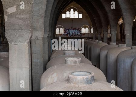 Felanitx, Spanien; Mai 27 2022: Alte verlassene Fabrik in einem Ruinenzustand in der mallorquinischen Stadt Felanitx, Spanien. Schließung von Fabriken in ländlichen Gebieten Stockfoto