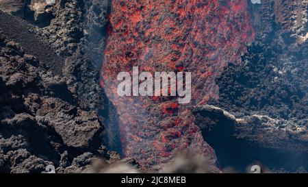 Etna colata di Lava incandescente vista in dettaglio sul vulcano di Sicilia, con fumo e vapori Stockfoto