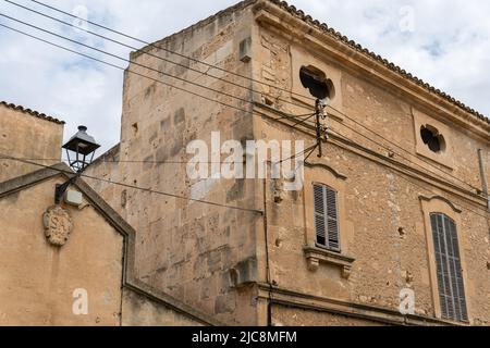 Felanitx, Spanien; Mai 27 2022: Alte verlassene Fabrik in einem Ruinenzustand in der mallorquinischen Stadt Felanitx, Spanien. Schließung von Fabriken in ländlichen Gebieten Stockfoto