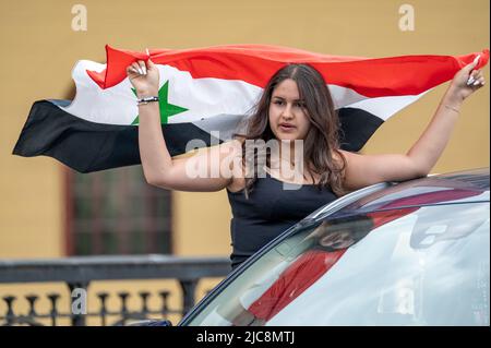 Tag der Promotion von Gymnasium im Stadtzentrum von Norrköping. Studenten feiern und paradieren auf Lkw-Betten ist eine Tradition in vielen schwedischen Städten. Stockfoto