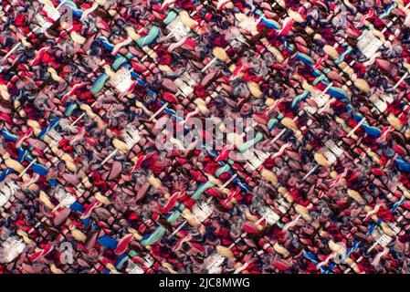 Texture of fabric from multi-colored threads for knitting. Fabric for tailoring. Colored thread pattern Stockfoto