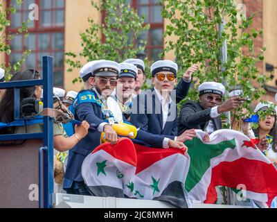 Tag der Promotion von Gymnasium im Stadtzentrum von Norrköping. Studenten feiern und paradieren auf Lkw-Betten ist eine Tradition in vielen schwedischen Städten. Stockfoto