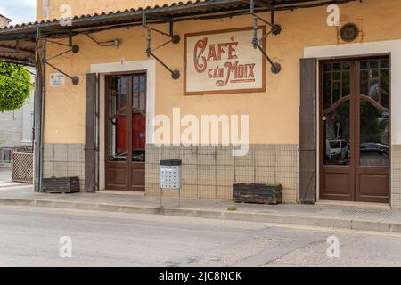 Felanitx, Spanien; Mai 27 2022: Hauptfassade der berühmten Cafeteria Cafe Can Moix, in der mallorquinischen Stadt Felanitx, Spanien Stockfoto