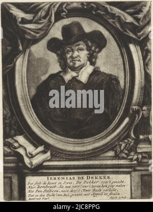 Der Dichter Jeremias de Decker. Außerhalb des Rahmens mehrere Blätter Papier, Bücher, eine Leier und ein Lorbeerkranz. Porträt von Jeremias de Decker, Druckerei: Arnoud van Halen, (auf Objekt erwähnt), nach: Rembrandt van Rijn, (möglicherweise), Amsterdam, 1683 - 1732, Papier, Gravur, H 165 mm × B 140 mm Stockfoto