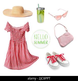 Set von stilvollen Kleidung und Accessoires mit kalten Cocktail auf weißem Hintergrund. Hallo Sommer Stockfoto