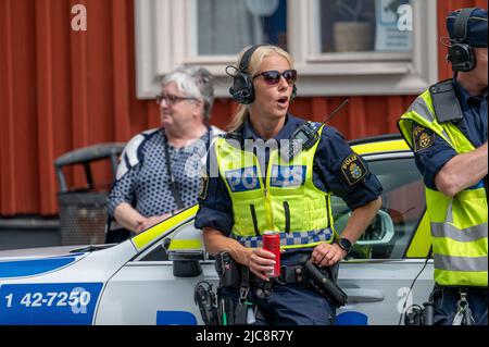 Die Polizei hält am Tag der Abschlussfeier vom Gymnasium im Zentrum von Norrkoping Ordnung. Studenten feiern und feiern ist eine Tradition in Schweden Stockfoto