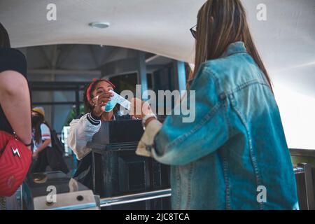 CARACAS, VENEZUELA - Mai 2022: Frau beginnt ihre Fahrt mit der Seilbahn zum Humboldt Hotel in Caracas, Venezuela Stockfoto