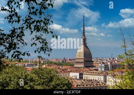 Turin, Piemont, Italien - Stadtbild mit der Mole Antoneliana Architektur Symbol der Stadt Turin, im Hintergrund die Alpen mit blauem Himmel mit Stockfoto