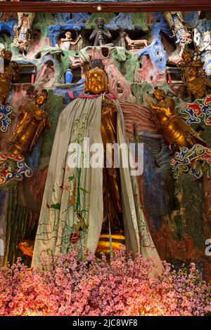 Eine Statue des Bodhisattva Guanyin in der Großen Kostbaren Halle des Westgartentempels in Suzhou, China. Sie wird auch die Göttin der Barmherzigkeit genannt. Stockfoto