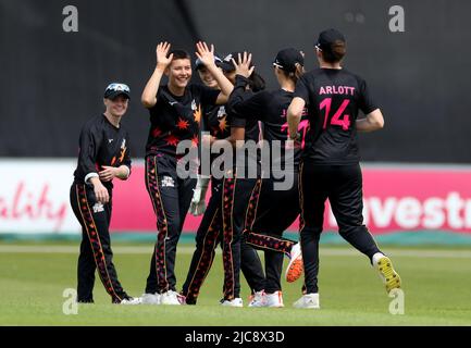 Issy Wong von Central Sparks feiert, nachdem er Bryony Smith von South East Stars während des Halbfinalmatches des Charlotte Edwards Cup 2022 auf dem County Ground in Northampton mit dem Bowlen begeht hat. Bilddatum: Samstag, 11. Juni 2022. Stockfoto