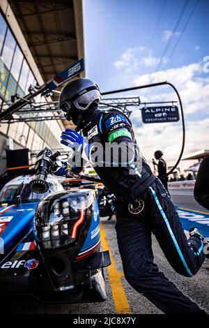 Mechaniker, Mekaniker Alpine Elf Team, Alpine A480 - Gibson, Pitlane, während der 2022 24 Stunden von Le Mans, 3. Lauf der FIA-Langstrecken-Weltmeisterschaft 2022, auf dem Circuit de la Sarthe, vom 11. Bis 12. Juni 2022 in Le Mans, Frankreich - Foto: Germain Hazard/DPPI/LiveMedia Stockfoto