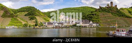 Beilstein, Rheinland-Pfalz, Deutschland - 21. Mai 2022: Das schöne Dorf Beilstein im Moseltal an einem sonnigen Sommertag. Stockfoto