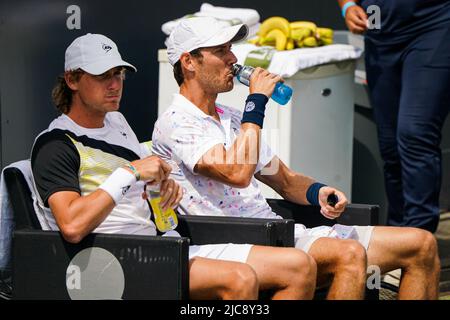 S-HERTOGENBUSCH, NIEDERLANDE - 11. JUNI: Max Purcell aus Australien und Matthew Ebden aus Australien während des Halbfinalmatches der Herren-Doubles zwischen Raven Klaasen aus Südafrika und Marcelo Melo aus Brasilien und Matthew Ebden aus Australien und Max Purcell aus Australien am 11. Juni beim Autotron, 2022 in 's-Hertogenbosch, Niederlande (Foto: Joris Verwijst/BSR Agency) Stockfoto