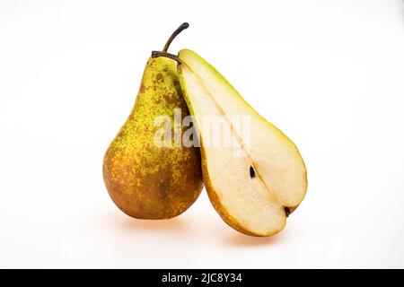 Frische Birnen, ganz und halb. Gelb grüne Frucht isoliert auf weißem Hintergrund Stockfoto