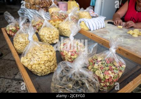 Bari, Apulien, Italien. August 2021. Nahaufnahme der Tüten von Olecchiette, die von den älteren Damen des historischen Zentrums, dem alten bari, produziert und verkauft wurden. Stockfoto