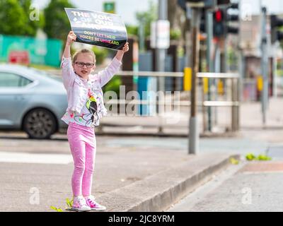 Cork, Irland. 11.. Juni 2022. Trauerte Eltern von 18 Babys, deren Organe in Belgien zusammen mit klinischem Abfall verbrannt wurden, protestierten heute vor dem Mutterkrankenhaus der Universität Cork. Der Protest soll verlangen, dass der Bericht über den Vorfall veröffentlicht wird. Bei den Protesten war Ruby Quilligan aus Carrignavar, ein Verwandter des jungen James. Quelle: AG News/Alamy Live News Stockfoto