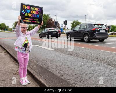 Cork, Irland. 11.. Juni 2022. Trauerte Eltern von 18 Babys, deren Organe in Belgien zusammen mit klinischem Abfall verbrannt wurden, protestierten heute vor dem Mutterkrankenhaus der Universität Cork. Der Protest soll verlangen, dass der Bericht über den Vorfall veröffentlicht wird. Bei den Protesten war Ruby Quilligan aus Carrignavar, ein Verwandter des jungen James. Quelle: AG News/Alamy Live News Stockfoto