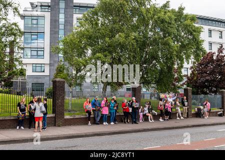 Cork, Irland. 11.. Juni 2022. Trauerte Eltern von 18 Babys, deren Organe in Belgien zusammen mit klinischem Abfall verbrannt wurden, protestierten heute vor dem Mutterkrankenhaus der Universität Cork. Der Protest soll verlangen, dass der Bericht über den Vorfall veröffentlicht wird. Quelle: AG News/Alamy Live News Stockfoto