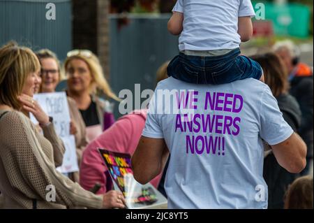 Cork, Irland. 11.. Juni 2022. Trauerte Eltern von 18 Babys, deren Organe in Belgien zusammen mit klinischem Abfall verbrannt wurden, protestierten heute vor dem Mutterkrankenhaus der Universität Cork. Der Protest soll verlangen, dass der Bericht über den Vorfall veröffentlicht wird. Quelle: AG News/Alamy Live News Stockfoto