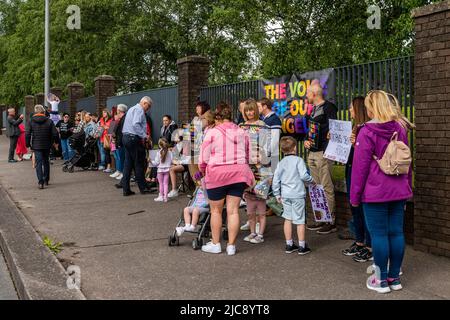 Cork, Irland. 11.. Juni 2022. Trauerte Eltern von 18 Babys, deren Organe in Belgien zusammen mit klinischem Abfall verbrannt wurden, protestierten heute vor dem Mutterkrankenhaus der Universität Cork. Der Protest soll verlangen, dass der Bericht über den Vorfall veröffentlicht wird. Quelle: AG News/Alamy Live News Stockfoto