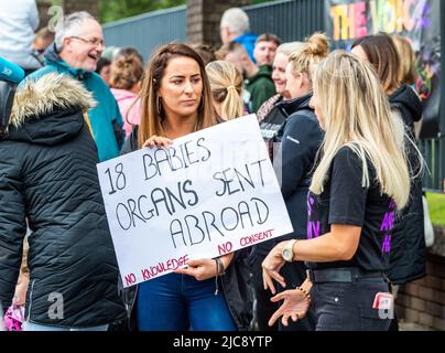 Cork, Irland. 11.. Juni 2022. Trauerte Eltern von 18 Babys, deren Organe in Belgien zusammen mit klinischem Abfall verbrannt wurden, protestierten heute vor dem Mutterkrankenhaus der Universität Cork. Der Protest soll verlangen, dass der Bericht über den Vorfall veröffentlicht wird. Quelle: AG News/Alamy Live News Stockfoto