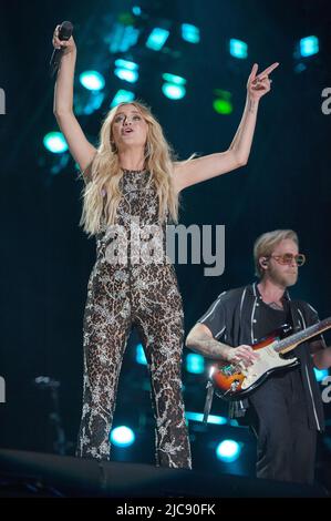 10. Juni 2022 - Nashville, Tennessee; USA - der Musiker KELSEA BALLERINI tritt im Nissan Stadium im Rahmen des CMA Music Festivals 2022 in der Innenstadt von Nashville auf. Copyright 2022 Jason Moore. (Bild: © Jason Moore/ZUMA Press Wire) Stockfoto