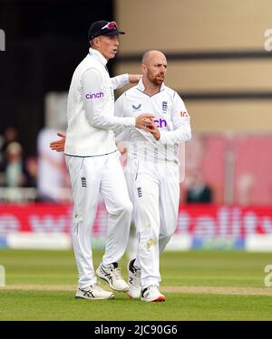 Der englische Jack Leach (rechts) feiert das Dickicht des neuseeländischen Tom Blundell mit Zak Crawley am zweiten Tag des zweiten Spiels der LV= Insurance Test Series in Trent Bridge, Nottingham. Bilddatum: Samstag, 11. Juni 2022. Stockfoto