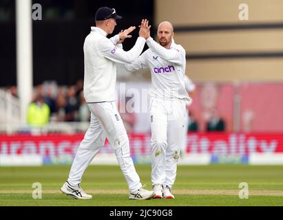 Der englische Jack Leach (rechts) feiert das Dickicht des neuseeländischen Tom Blundell mit Zak Crawley am zweiten Tag des zweiten Spiels der LV= Insurance Test Series in Trent Bridge, Nottingham. Bilddatum: Samstag, 11. Juni 2022. Stockfoto