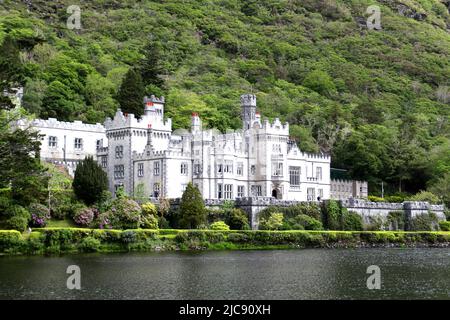 Kylemore Abbey - Kylemore Castle am Pollacapall Lough in Connemara in der Grafschaft Galway, Irland Stockfoto