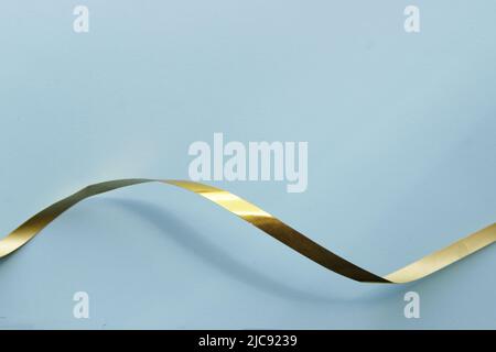 Farbband auf einem Papierhintergrund. Hintergrund für eine Grußkarte. Stockfoto