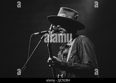 Kopenhagen, Dänemark. 10.. Juni 2022. Der amerikanische Sänger, Songwriter und Musiker Gary Clark Jr. spielt ein Live-Konzert im Amager Bio in Kopenhagen. (Foto: Gonzales Photo/Mathias Kristensen). Stockfoto