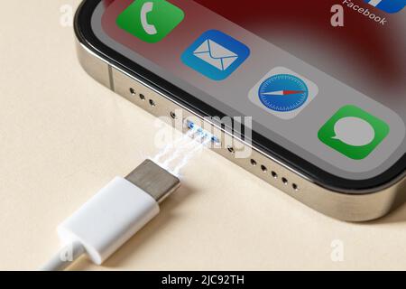 Antalya, TÜRKEI - 10. Juni 2022. Apple iPhone 13 Pro und kabelgebundenes USB-c- oder Typ-C-Ladegerät. Die EU zwingt alle Geräte, USB-c oder Typ-C zu verwenden Stockfoto