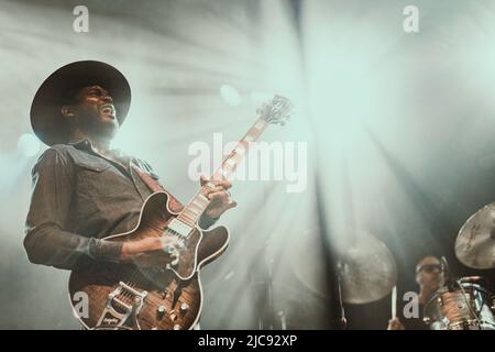 Kopenhagen, Dänemark. 10.. Juni 2022. Der amerikanische Sänger, Songwriter und Musiker Gary Clark Jr. spielt ein Live-Konzert im Amager Bio in Kopenhagen. (Foto: Gonzales Photo/Mathias Kristensen). Stockfoto